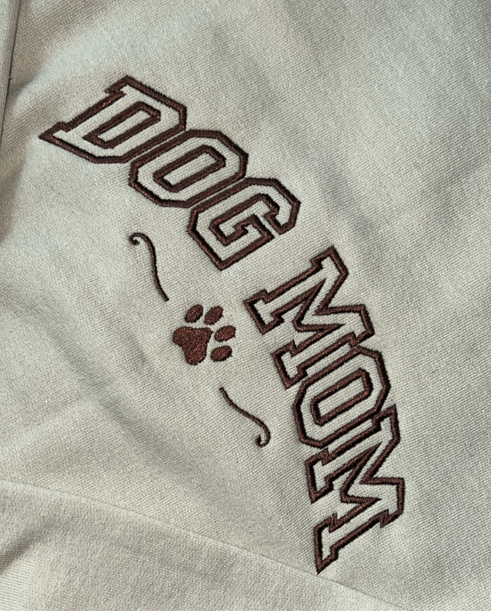 A Dog Mom sweater 🐾🐾