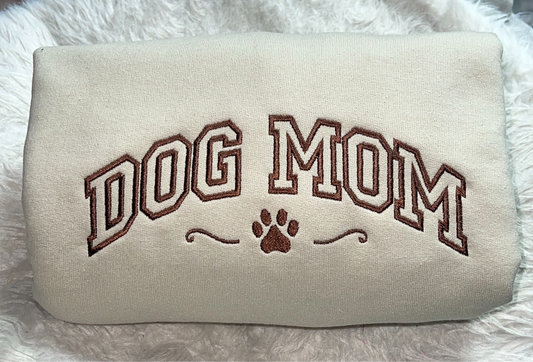 A Dog Mom sweater 🐾🐾
